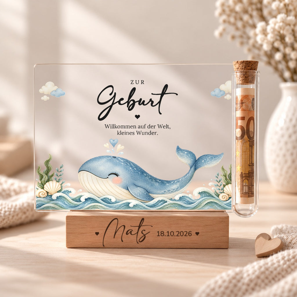 Geldgeschenk zur Geburt als Acryl-Aufsteller im Wal-Design: Wal mit Herzfontäne, Röhrchen mit Geldschein