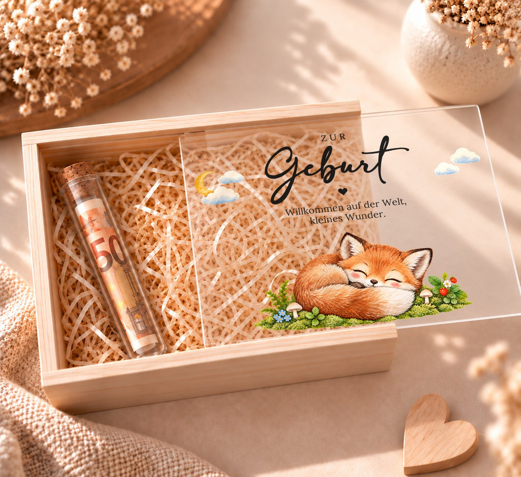 Geldgeschenk zur Geburt in Holzkiste im Fuchs-Design, Deckel halb offen, Reagenzglas mit Geldschein in Holzwolle