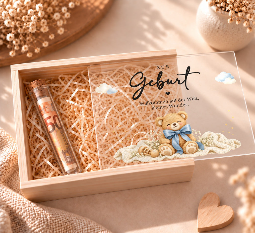 Geldgeschenk zur Geburt in Holzkiste im Teddy-Design, Deckel halb offen, Reagenzglas mit Geldschein in Holzwolle