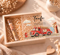 Geldgeschenk zur Taufe in Holzkiste mit Feuerwehr-Design: Deckel halb offen, Reagenzglas mit Geldschein in Holzwolle