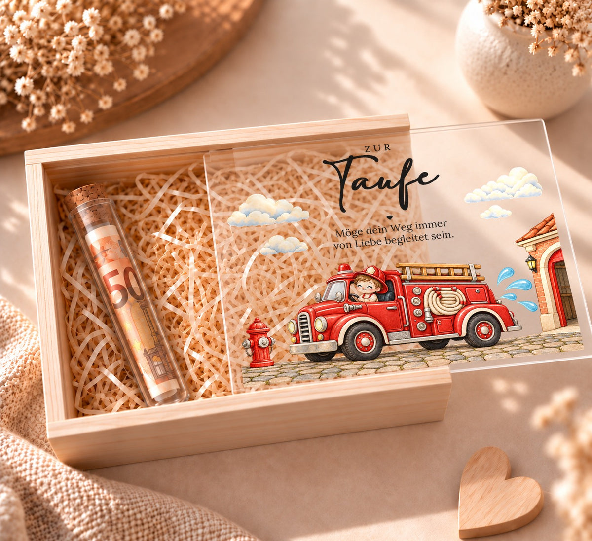 Geldgeschenk zur Taufe in Holzkiste mit Feuerwehr-Design: Deckel halb offen, Reagenzglas mit Geldschein in Holzwolle