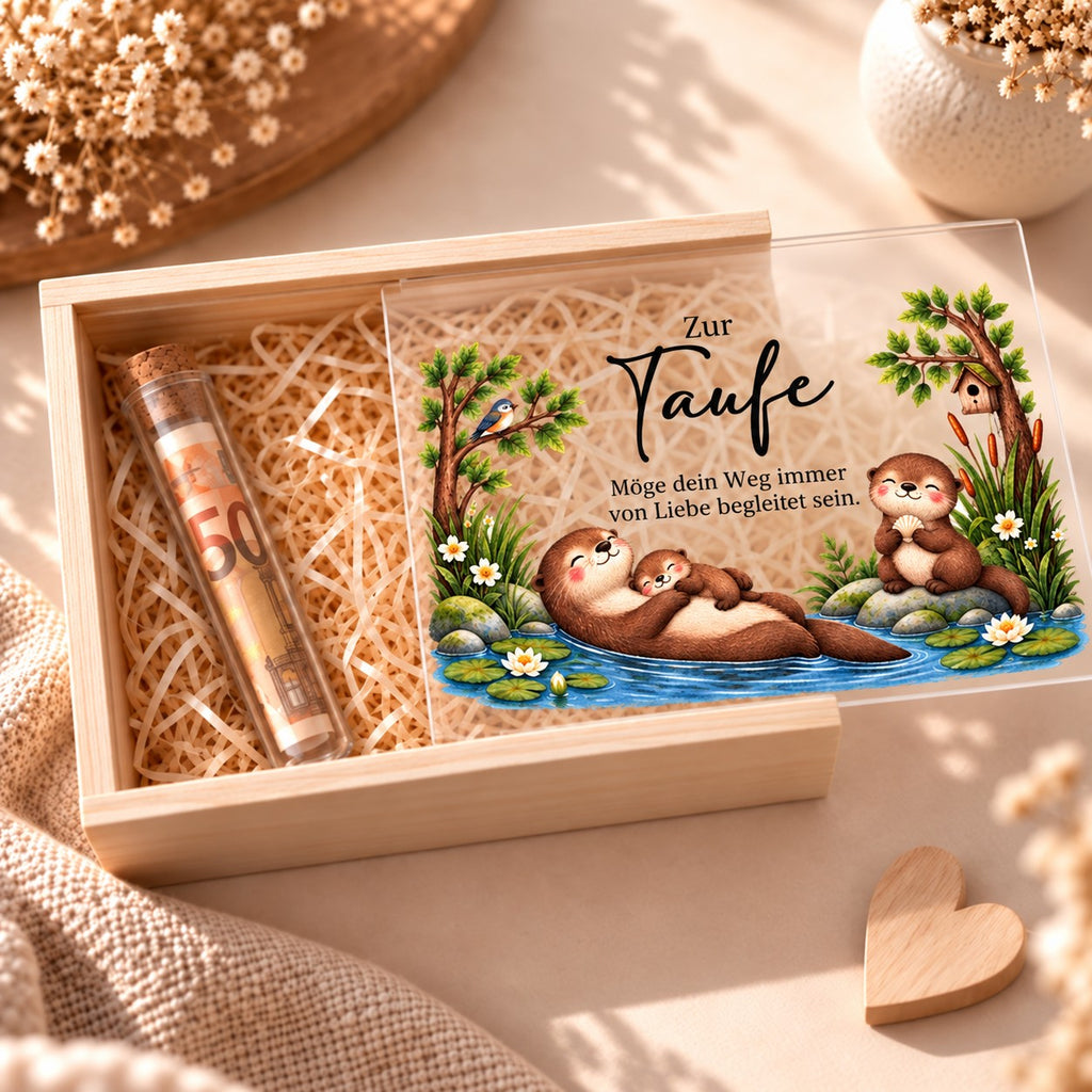 Geldgeschenk zur Taufe: Holzkiste mit aufgeschobenem Acryldeckel im Otter-Design und gerolltem 50-Euro-Schein im Reagenzglas