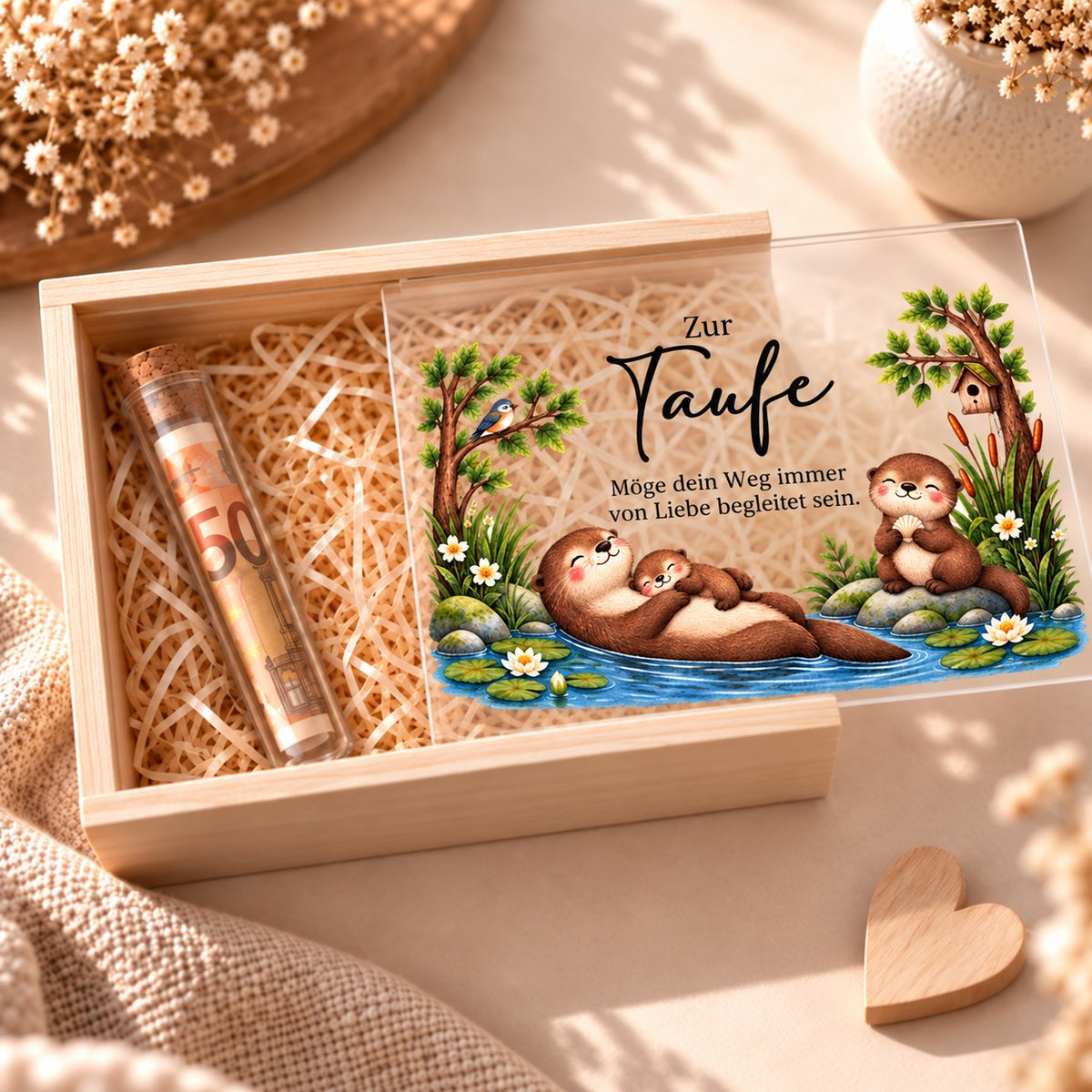 Geldgeschenk zur Taufe: Holzkiste mit aufgeschobenem Acryldeckel im Otter-Design und gerolltem 50-Euro-Schein im Reagenzglas