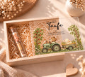 Geldgeschenk zur Taufe in Holzkiste mit Traktor-Design: Deckel halb offen, Reagenzglas mit Geldschein in Holzwolle
