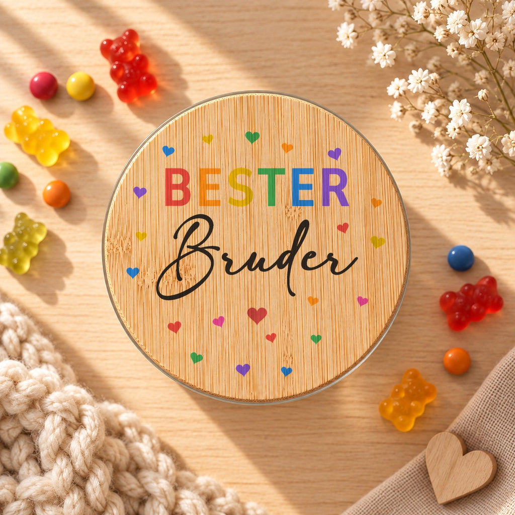 Vorratsglas „Bester Bruder“ als Geschenk für den großen Bruder zur Geburt: Bambusdeckel von oben, daneben Gummibärchen