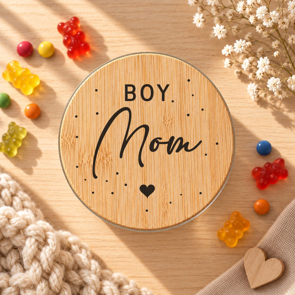 Vorratsglas „Boy Mom“ als Geschenk für Mama: Bambusdeckel von oben, daneben Gummibärchen