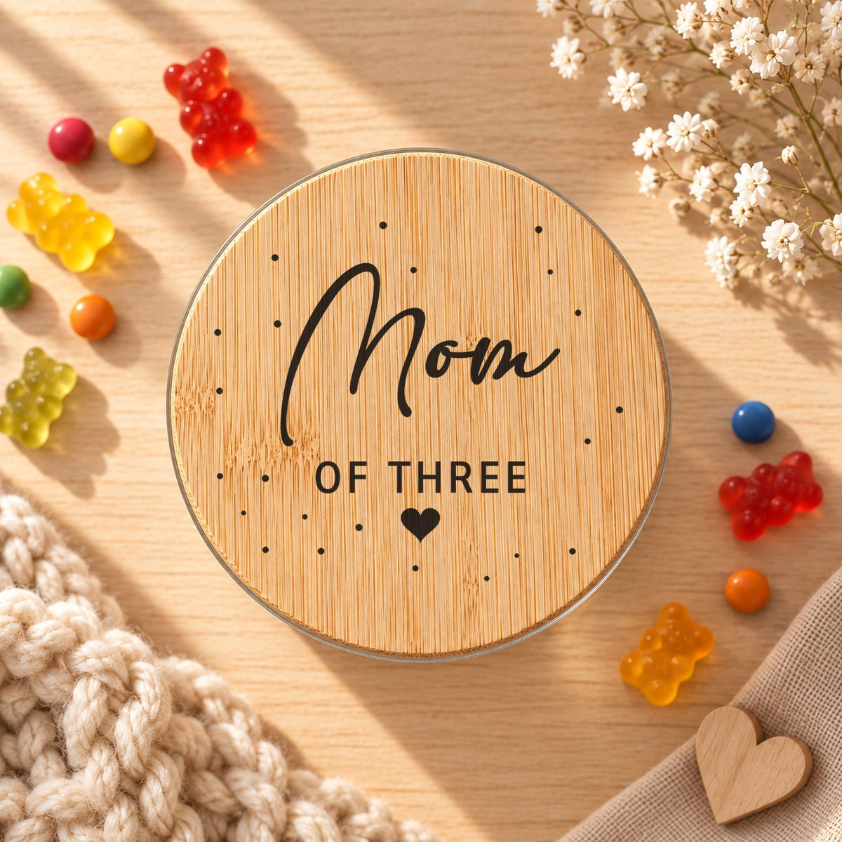 Vorratsglas „Mom of Three“ als Geschenk für Mama: Bambusdeckel von oben, daneben Gummibärchen
