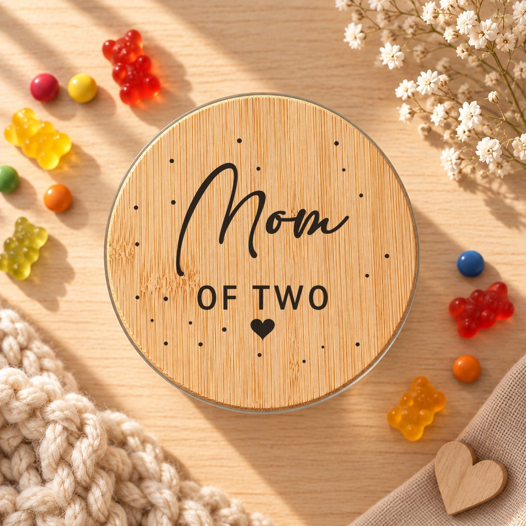 Vorratsglas „Mom of Two“ als Geschenk für Mama: Bambusdeckel von oben, daneben Gummibärchen