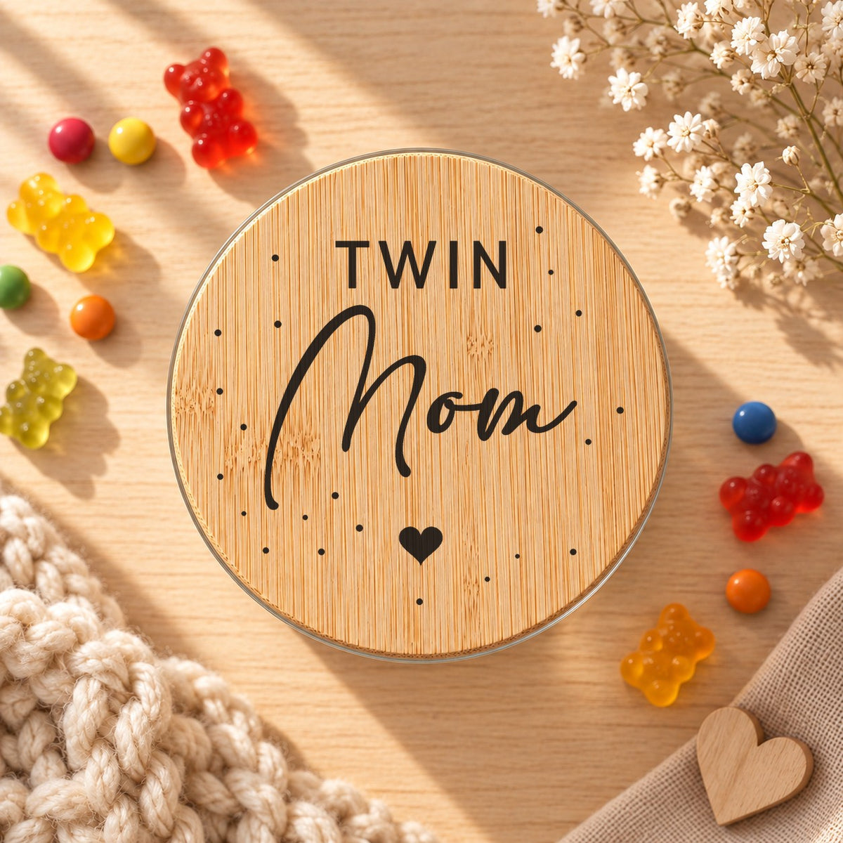 Vorratsglas „Twin Mom“ als Geschenk für Mama: Bambusdeckel von oben, daneben Gummibärchen