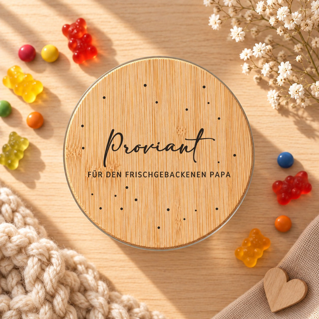 Vorratsglas „Proviant für den frischgebackenen Papa“ als Geschenk zur Geburt: Bambusdeckel von oben, daneben Gummibärchen