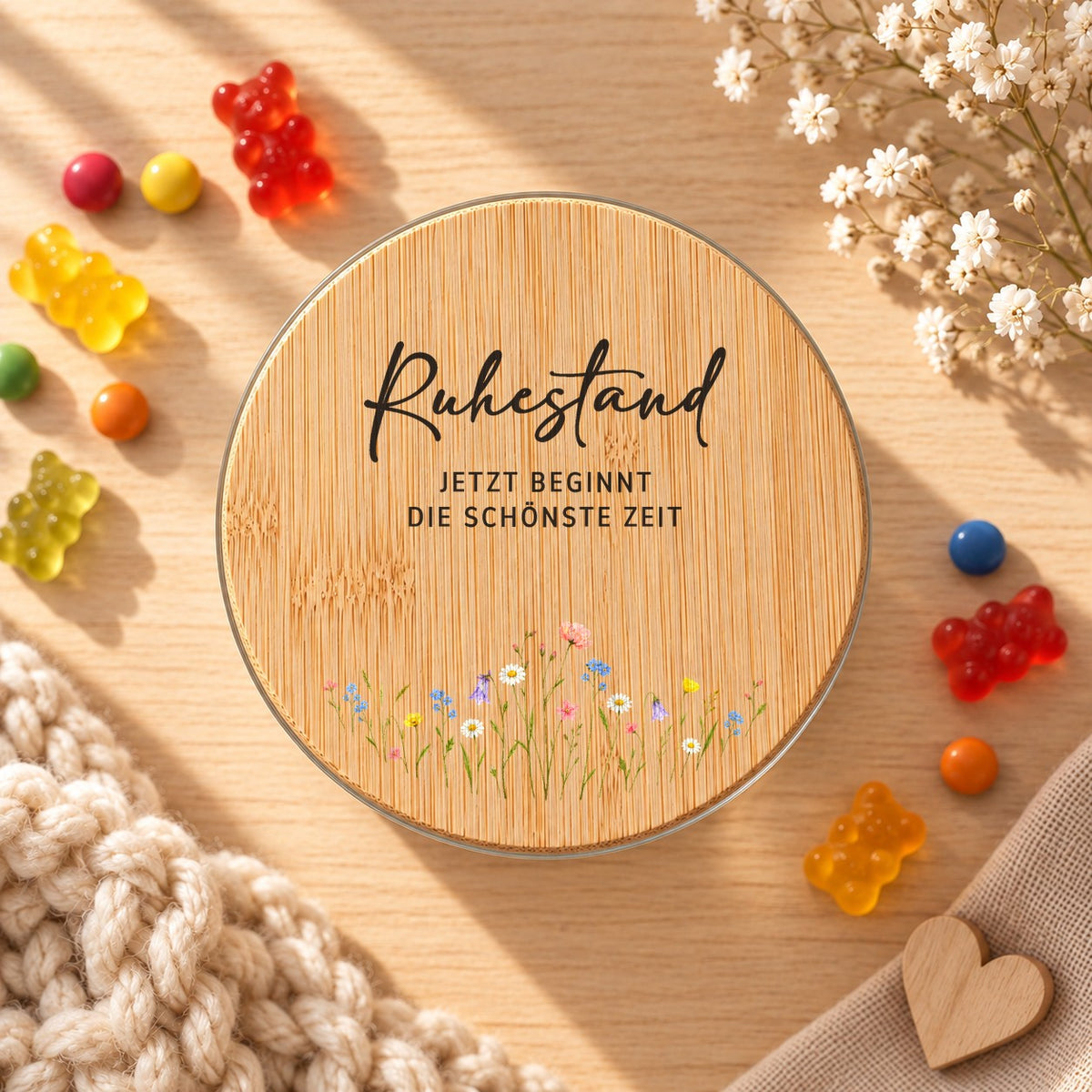 Geschenk zum Ruhestand für die Kollegin: Vorratsglas „Jetzt beginnt die schönste Zeit“ mit Wiesenblumen: Bambusdeckel von oben, daneben Gummibärchen
