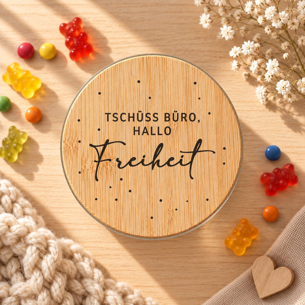 Geschenk zum Renteneintritt: Vorratsglas „Tschüss Büro, hallo Freiheit“: Bambusdeckel von oben, daneben Gummibärchen
