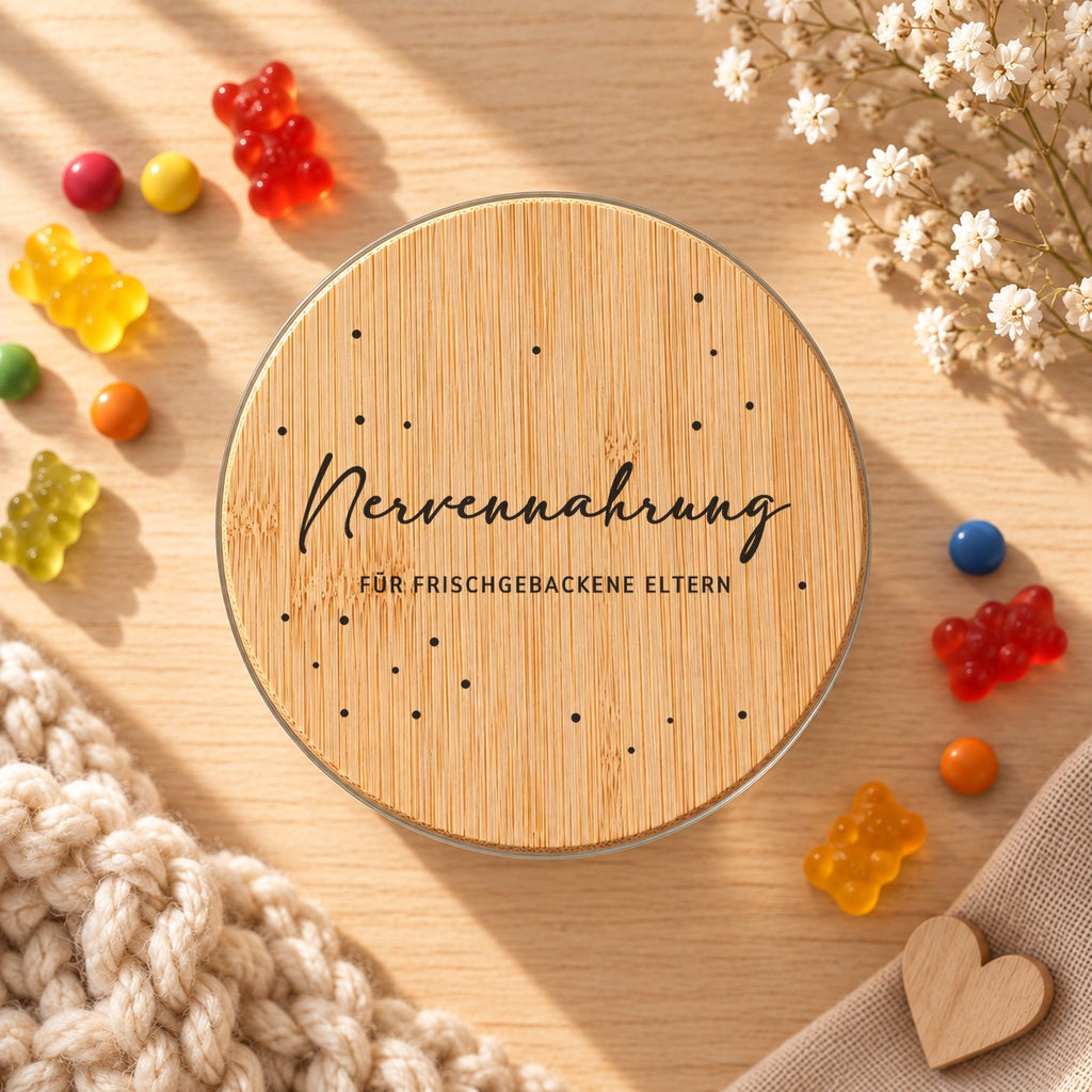 Vorratsglas „Nervennahrung für frischgebackene Eltern“ als Geschenk zur Geburt: Bambusdeckel von oben, daneben Gummibärchen