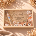 Geschenk zur Taufe: Holzkiste mit Tierkindern und Taufspruch, Röhrchen mit gerolltem 50-Euro-Schein in Holzwolle