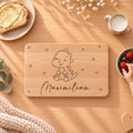 Frühstücksbrettchen personalisiert mit Namen Maximilian und Dino-Gravur beim Kinderfrühstück mit Erdbeeren, Milch und Butterbrot