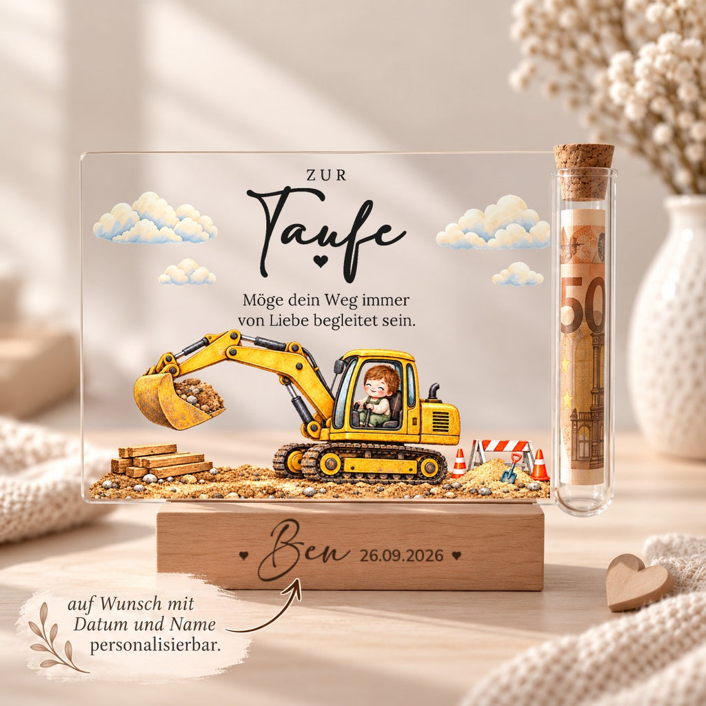 Personalisiertes Taufgeschenk mit Bagger: Name und Taufdatum im Holzsockel graviert