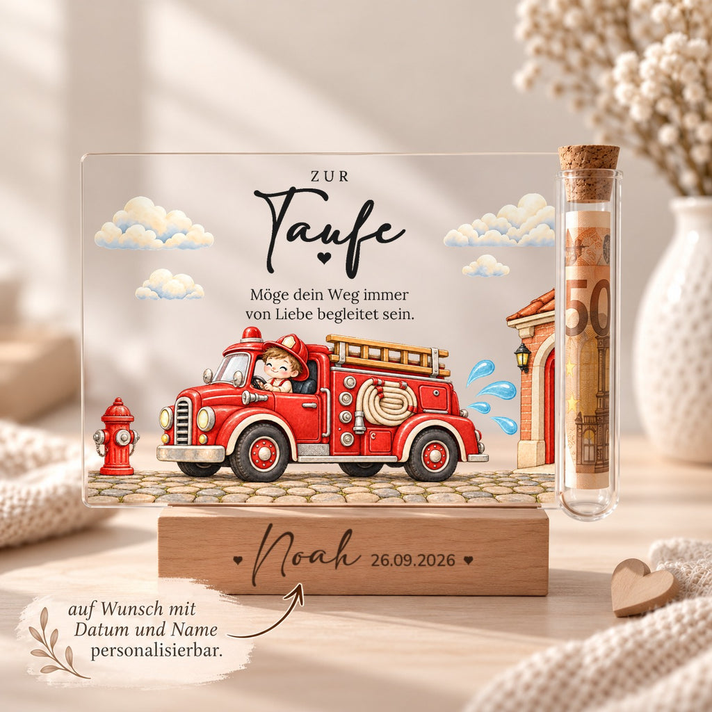 Personalisiertes Taufgeschenk mit Feuerwehr: Name und Taufdatum im Holzsockel graviert