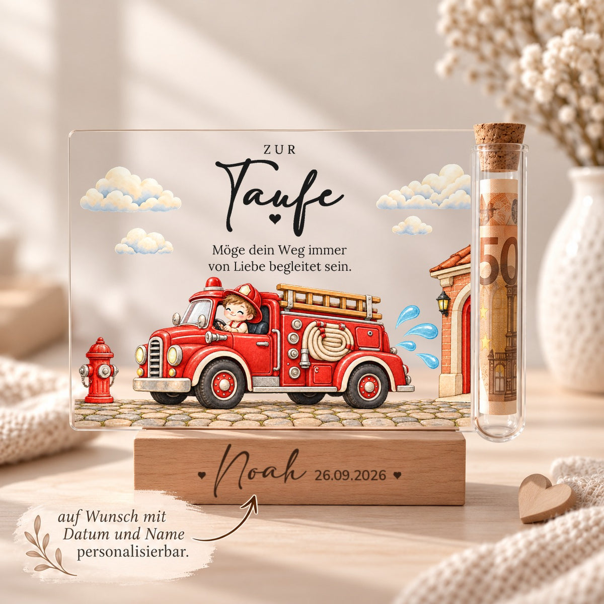 Personalisiertes Taufgeschenk mit Feuerwehr: Name und Taufdatum im Holzsockel graviert