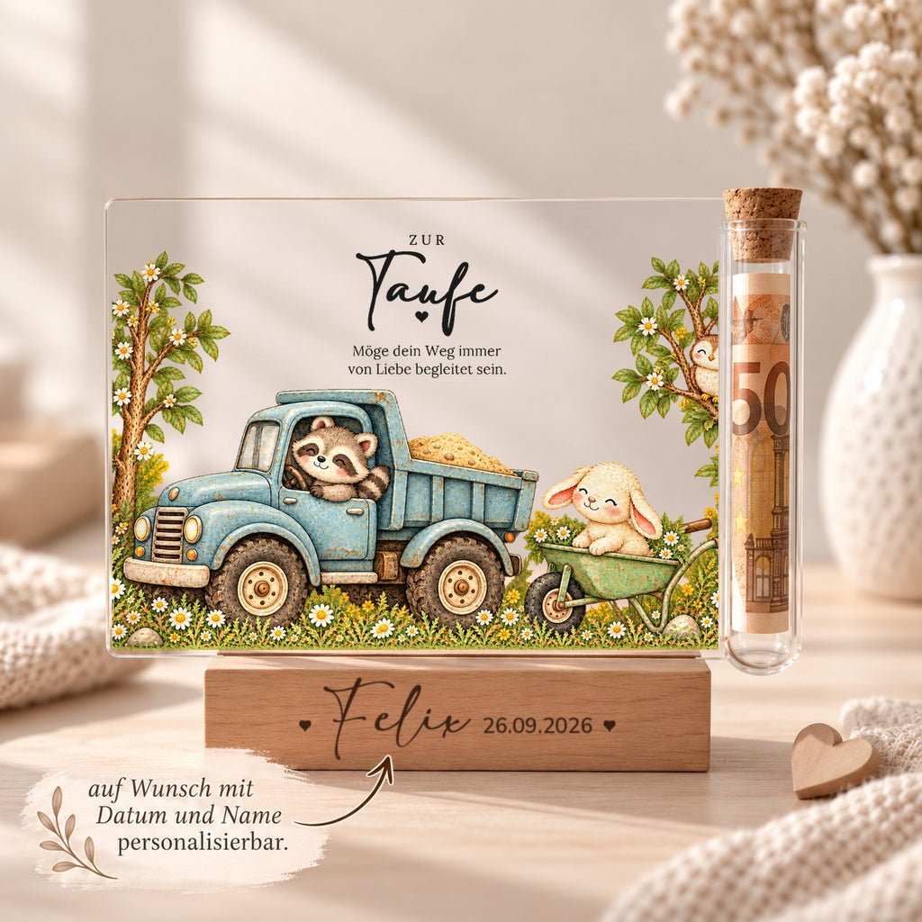 Personalisiertes Taufgeschenk mit Kipplaster: Name und Taufdatum im Holzsockel graviert