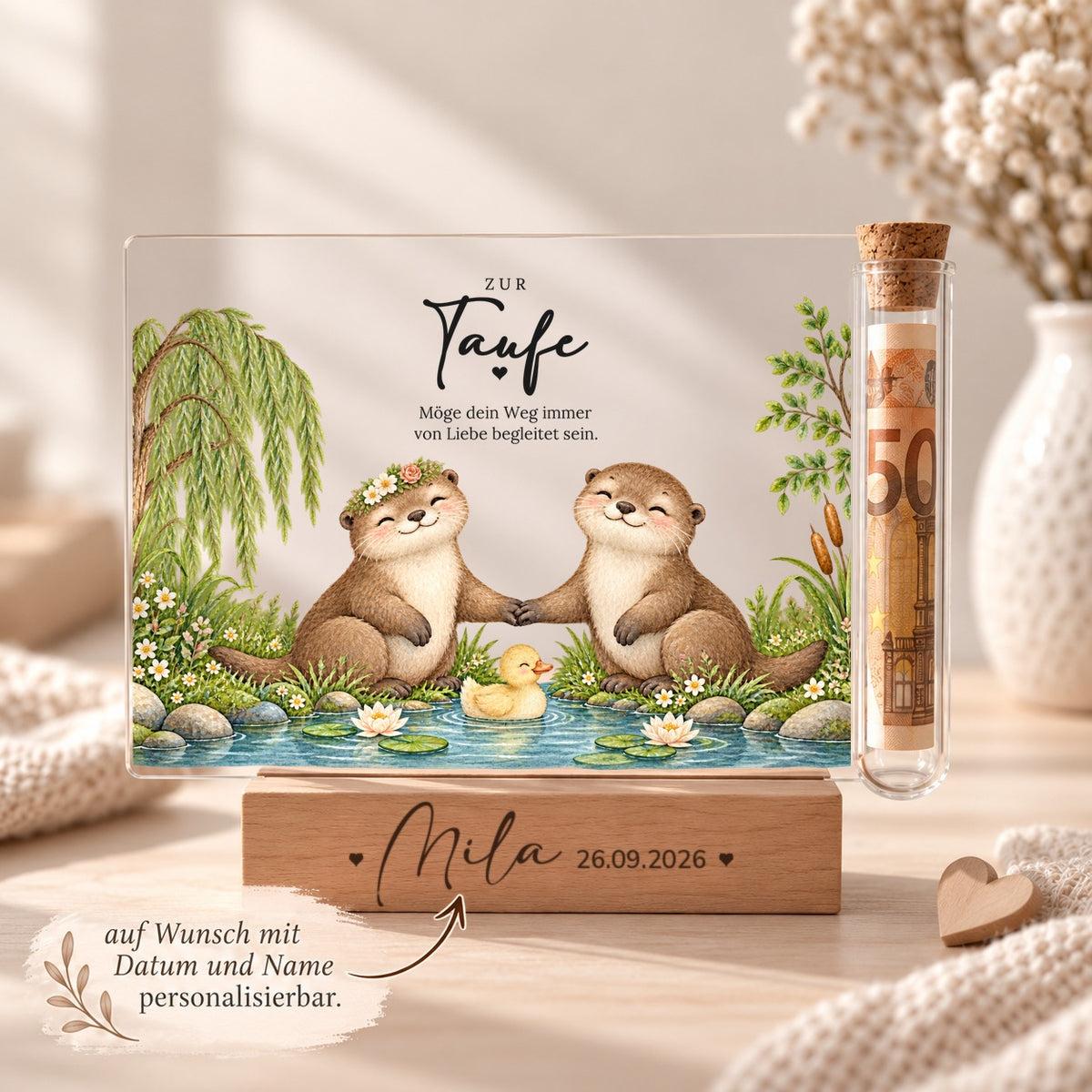 Personalisiertes Taufgeschenk mit Ottern: Name und Taufdatum im Holzsockel graviert