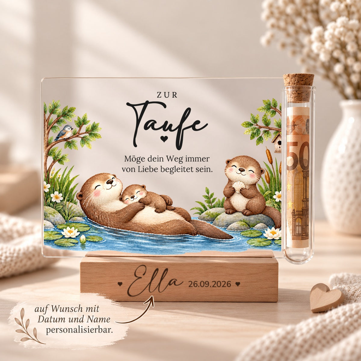 Personalisiertes Taufgeschenk mit Otter-Mama und Baby: Name und Taufdatum im Holzsockel graviert