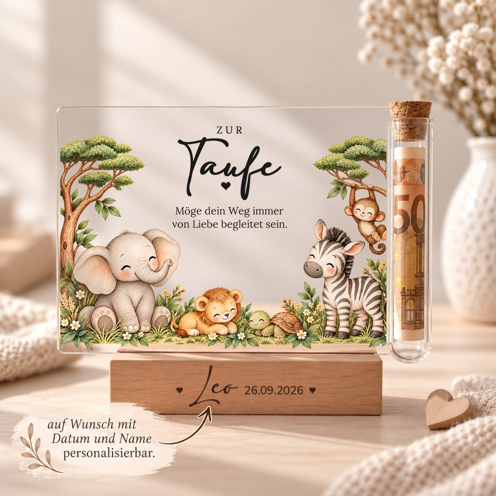 Personalisiertes Taufgeschenk mit Safari-Tieren: Name und Taufdatum im Holzsockel graviert