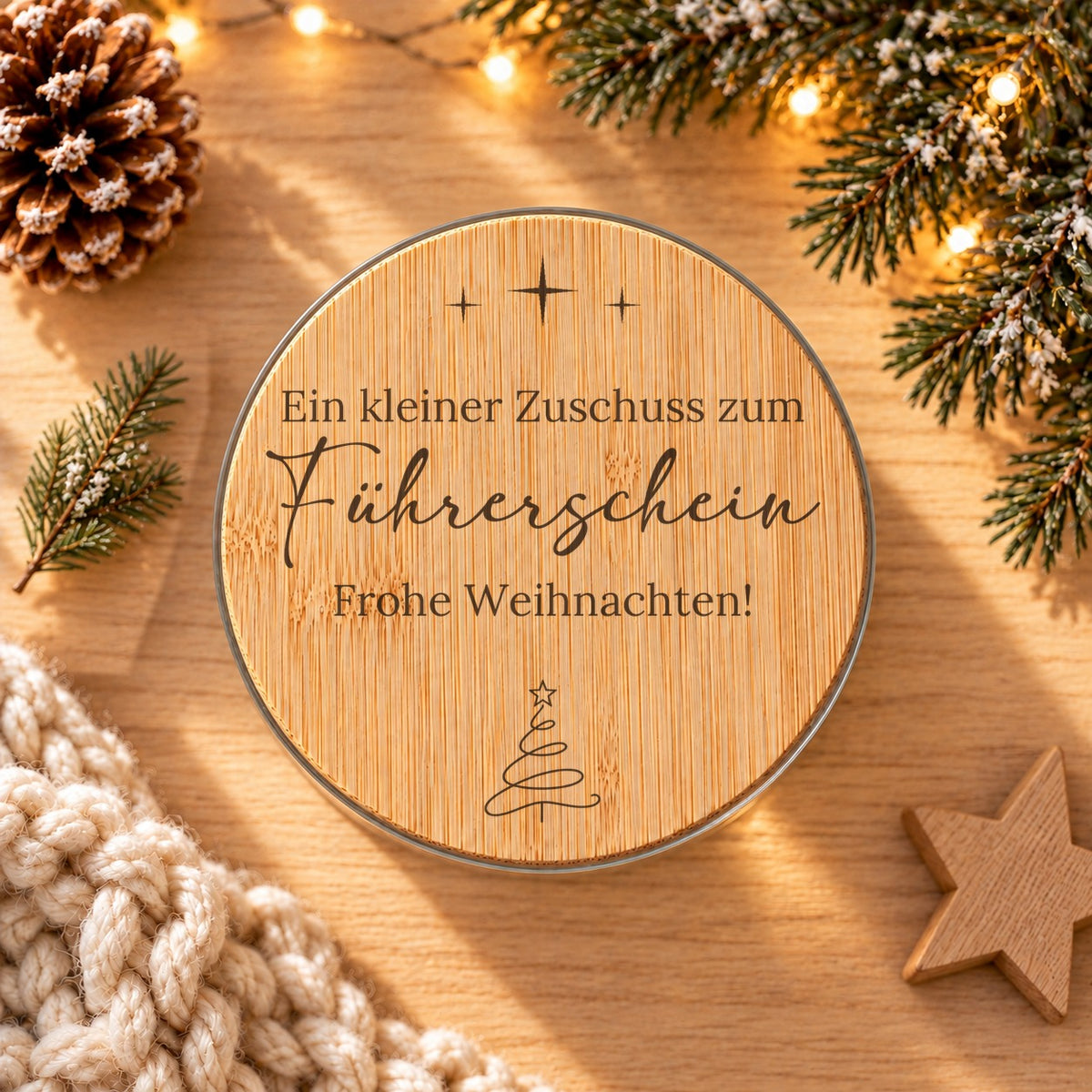 Gravierter Bambusdeckel „Zuschuss zum Führerschein“ von oben, daneben Tannenzweige und ein Holzstern