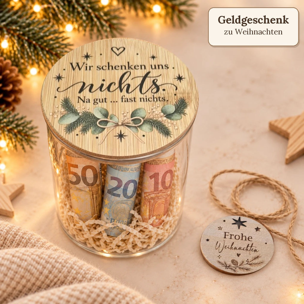 Geldgeschenk zu Weihnachten im Glas mit Holzanhänger „Frohe Weihnachten“ und Kordel daneben