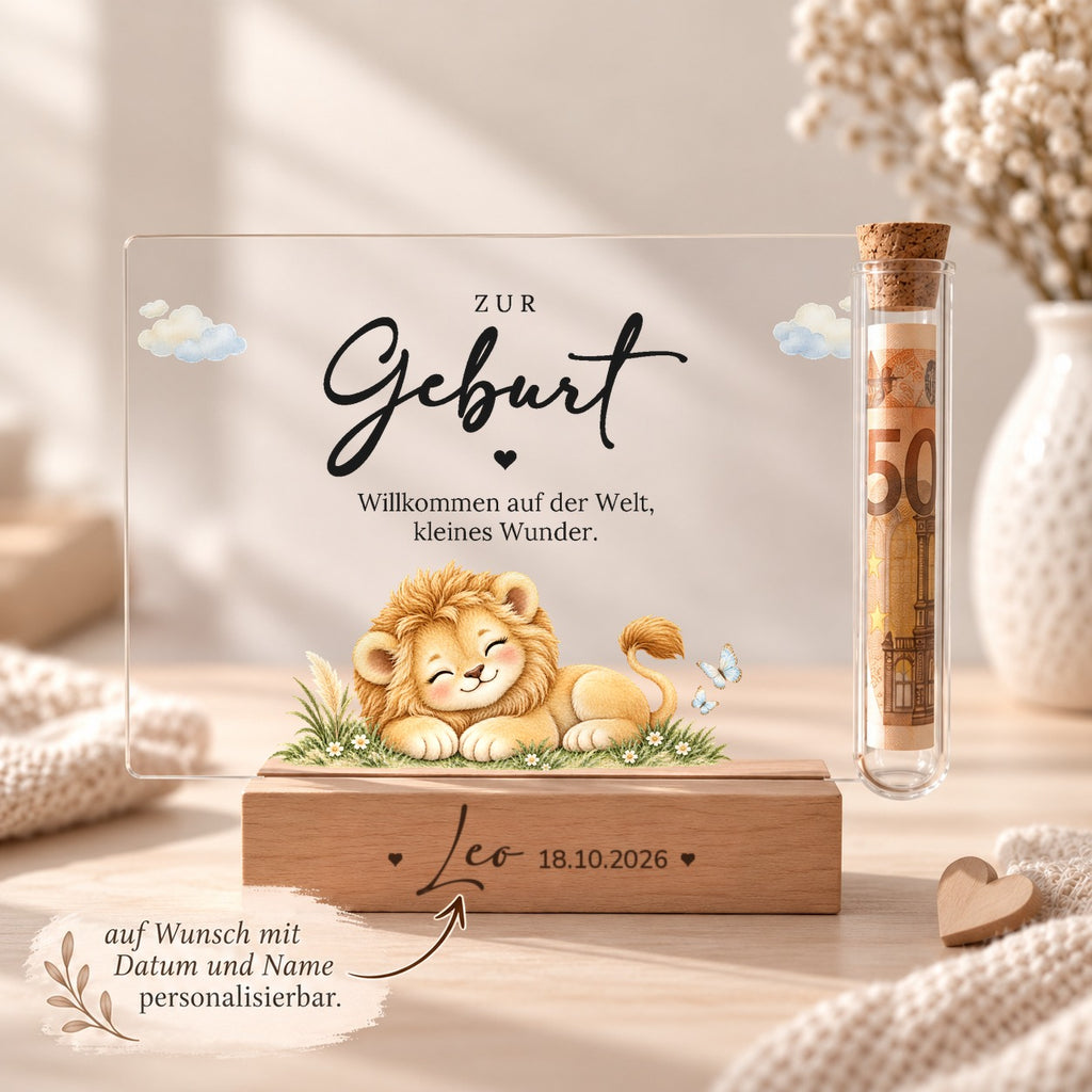 Geschenk zur Geburt personalisiert: Holzsockel mit Name und Geburtsdatum, Acryl-Aufsteller Löwe