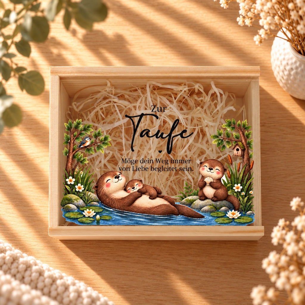 Geldgeschenk zur Taufe in der Holzkiste: Otter-Mama mit Baby und Taufspruch „Möge dein Weg immer von Liebe begleitet sein.“