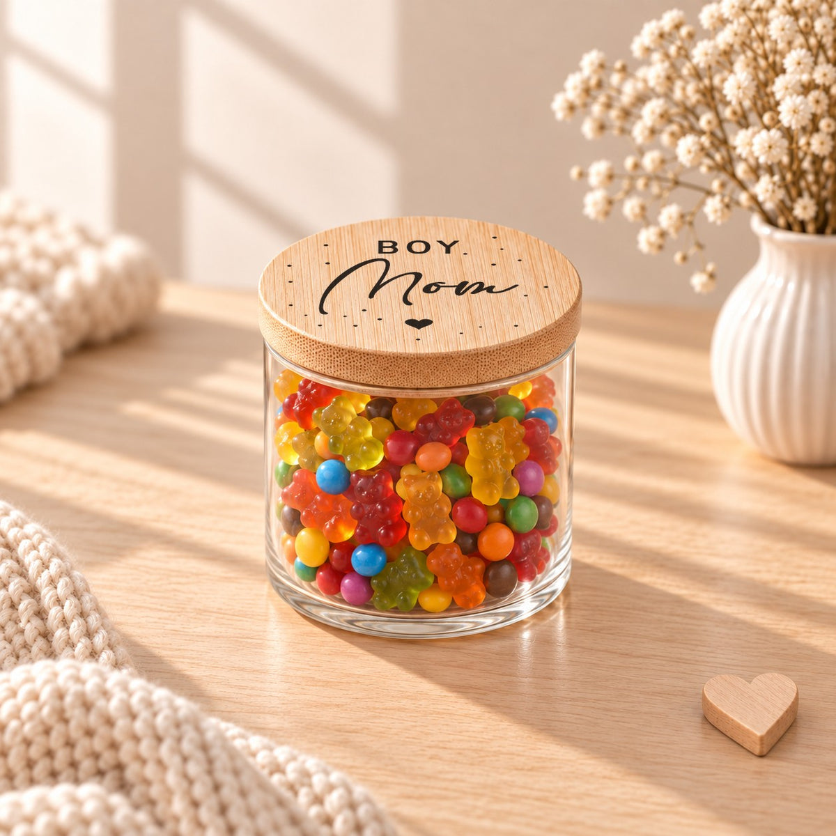 Vorratsglas „Boy Mom“ als Geschenk für Mama, gefüllt mit bunten Süßigkeiten