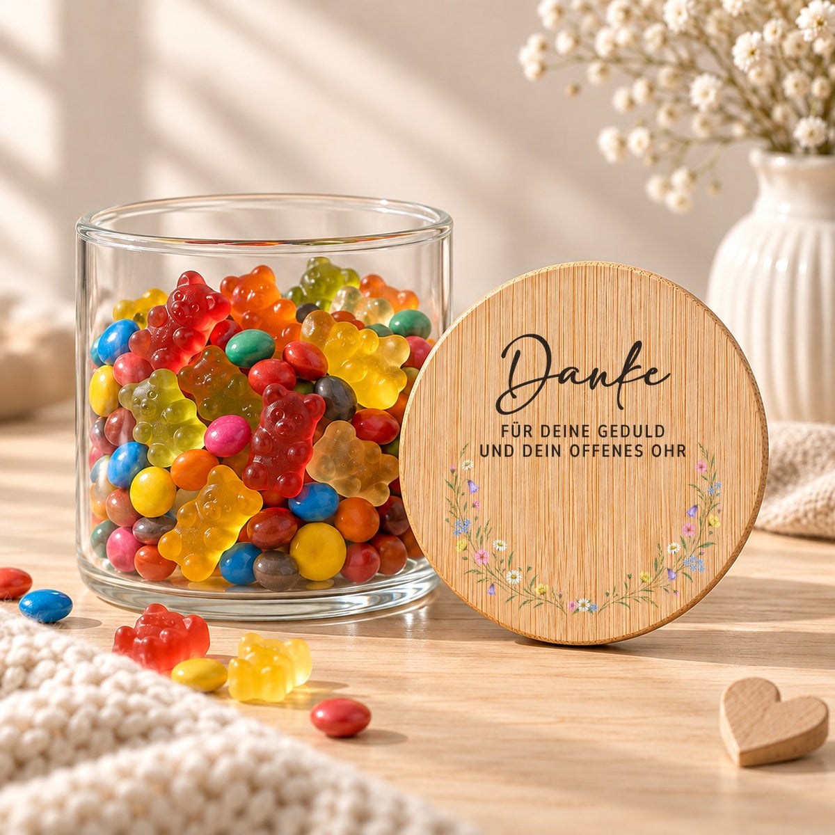 Offenes Vorratsglas mit Gummibärchen, daneben lehnt der Deckel „Danke für deine Geduld und dein offenes Ohr“