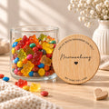 Offenes Vorratsglas mit Gummibärchen, daneben lehnt der Deckel „Nervennahrung – für die beste Erzieherin der Welt – mit ganz viel Liebe“