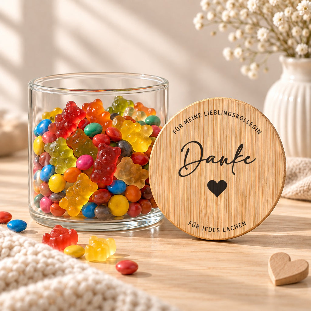 Offenes Vorratsglas mit Gummibärchen, daneben lehnt der Deckel „Danke – für meine Lieblingskollegin – für jedes Lachen“