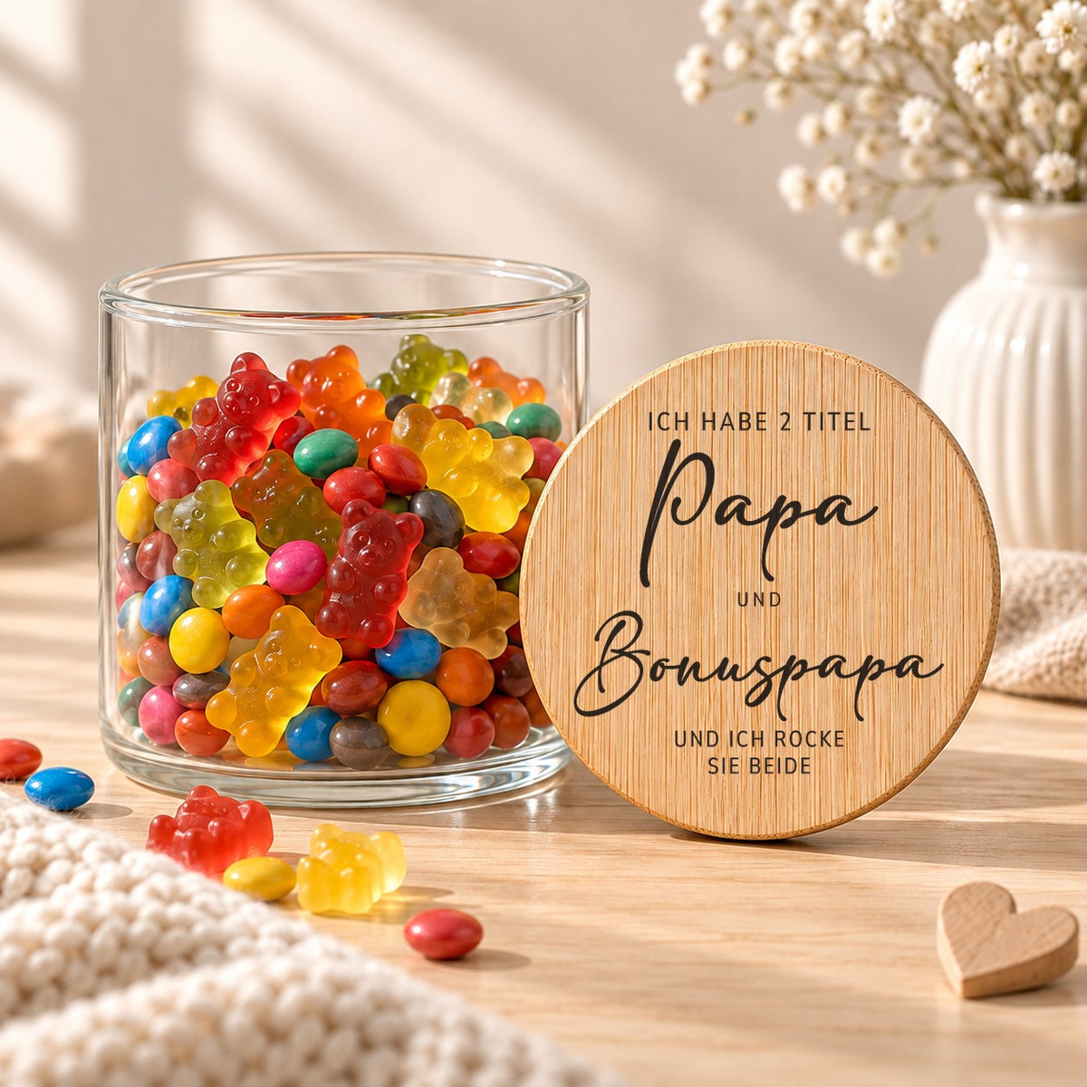 Vorratsglas „Ich habe 2 Titel: Papa und Bonuspapa“ als Geschenk für den Bonus-Papa, Bambusdeckel an das Glas gelehnt