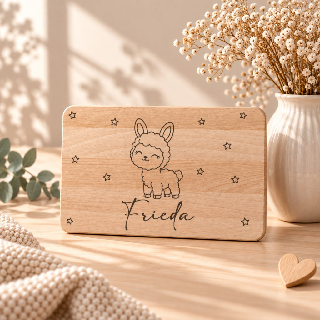 Frühstücksbrettchen aus Holz mit einem Alpaka, aufgestellt neben Schleierkraut