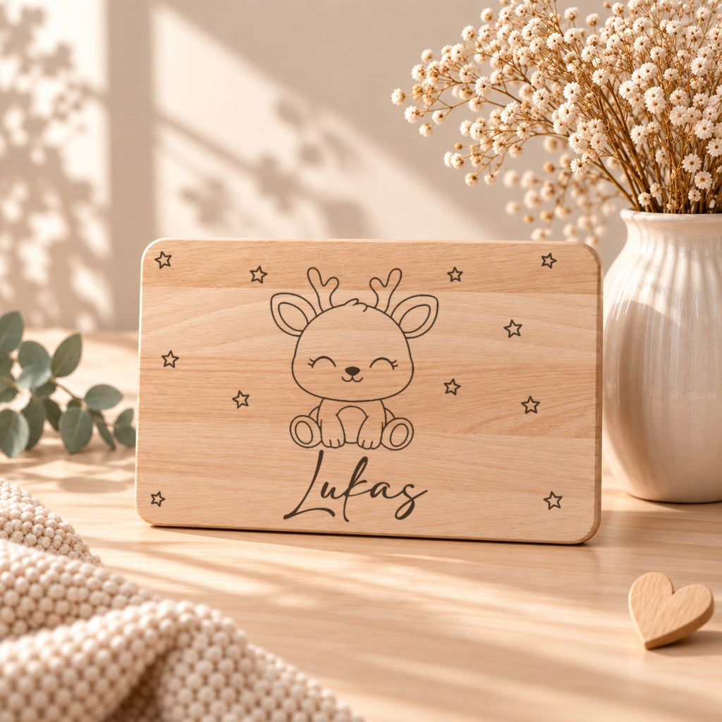 Frühstücksbrettchen aus Holz mit einem Rentier, aufgestellt neben Schleierkraut
