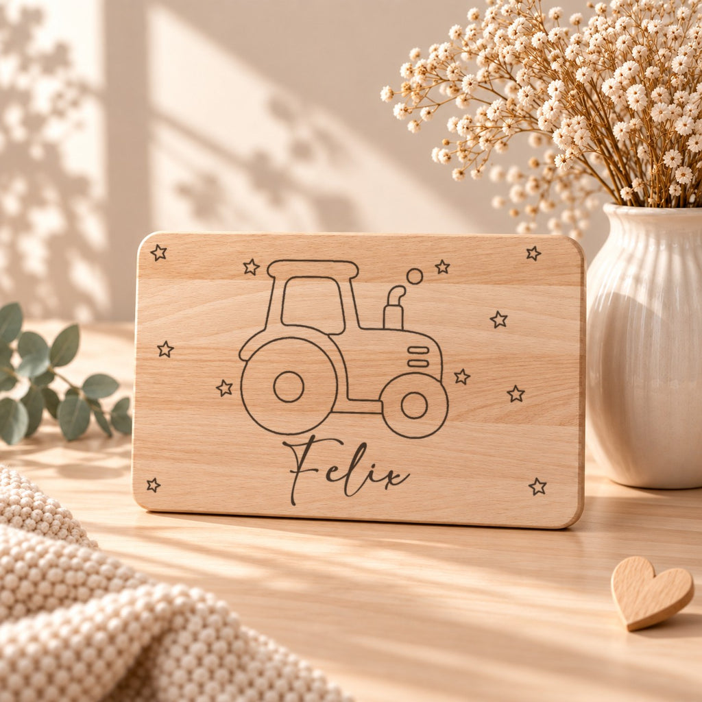 Frühstücksbrettchen aus Holz mit einem Traktor, aufgestellt neben Schleierkraut