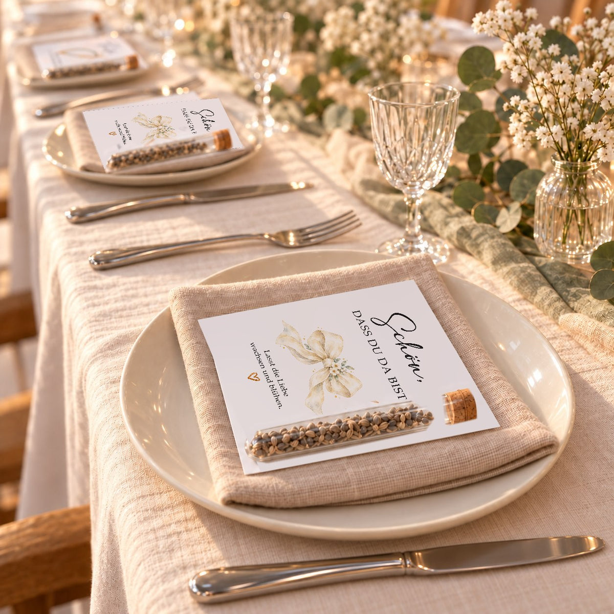 Tischdeko zur Hochzeit: Gastgeschenk mit Schleife auf dem Teller