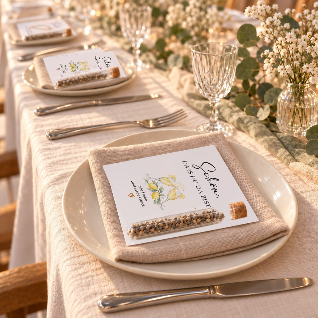 Tischdeko zur Hochzeit: Gastgeschenk mit Sektgläsern auf dem Teller