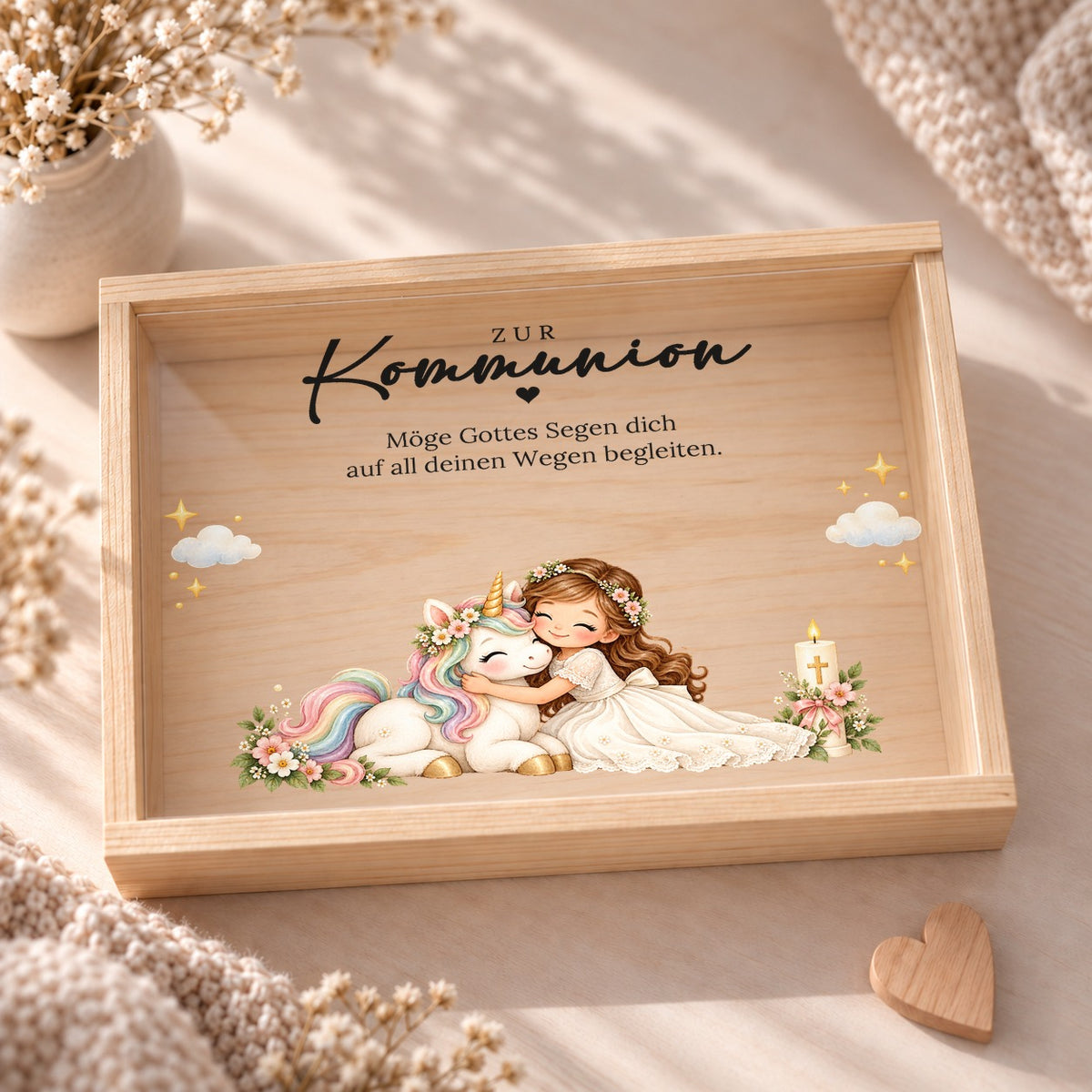 Kommunionkiste von oben: Acryldeckel mit Mädchen umarmt Einhorn und Segensspruch