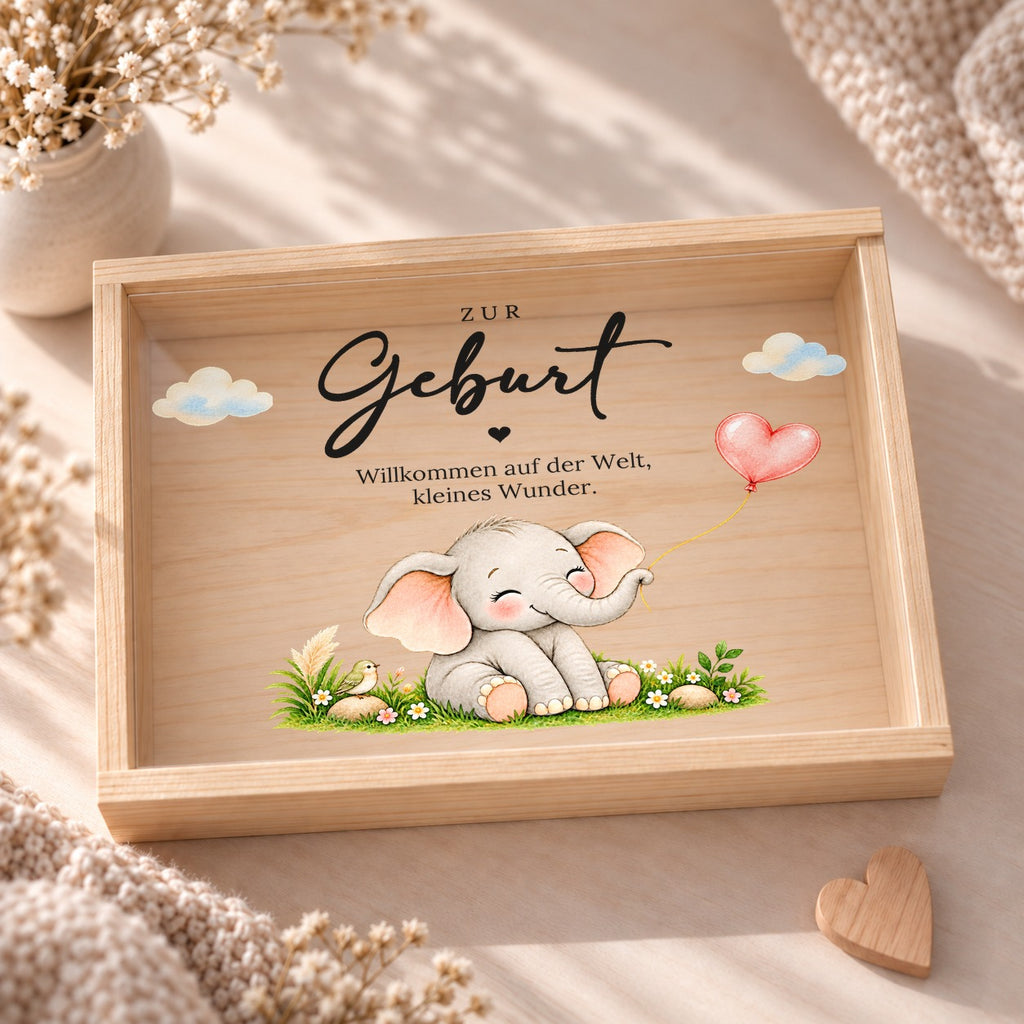 Holzkiste zur Geburt von oben: Acryldeckel mit Elefant mit Herzluftballon und Spruch