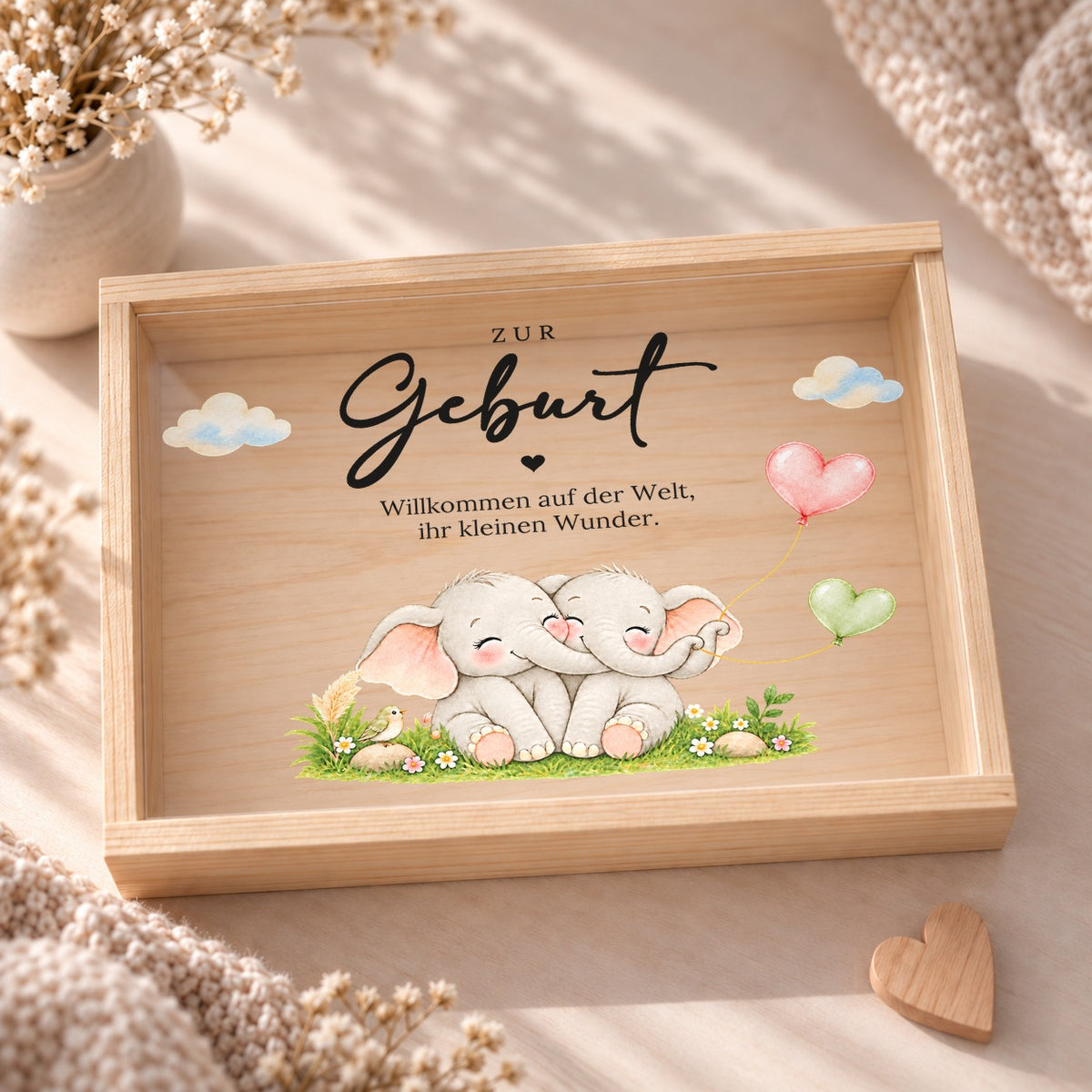 Holzkiste zur Geburt von oben: Acryldeckel mit zwei Elefanten im Gras und Spruch