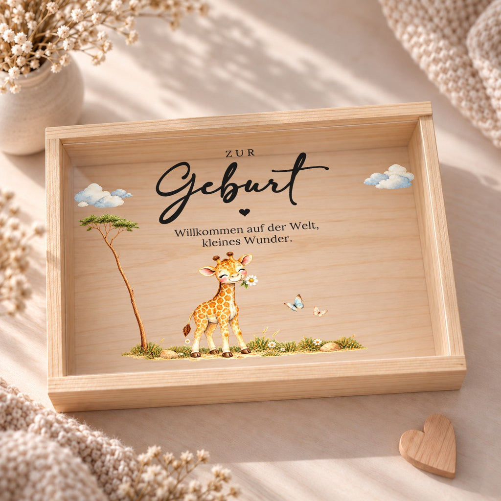 Holzkiste zur Geburt von oben: Acryldeckel mit Giraffenbaby mit Gänseblümchen und Spruch