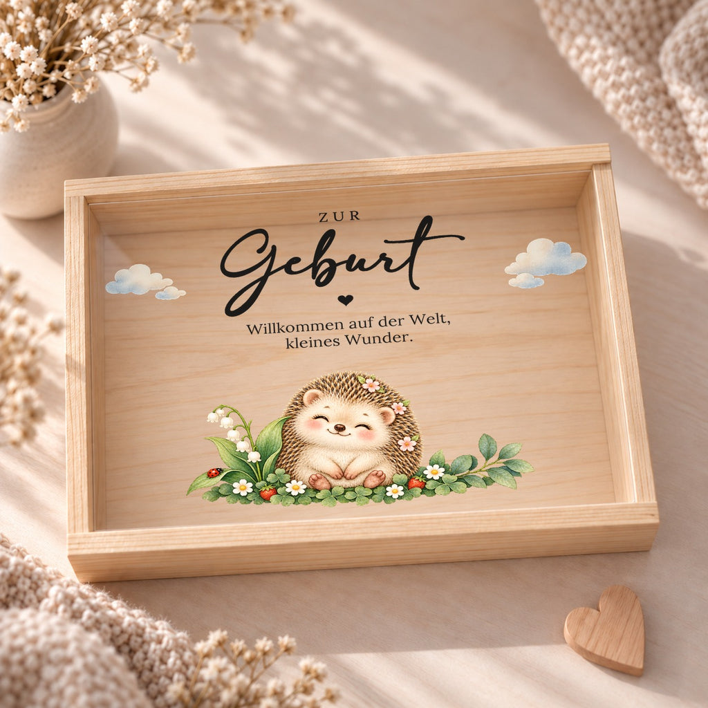 Holzkiste zur Geburt von oben: Acryldeckel mit Igel zwischen Blättern und Walderdbeeren und Spruch