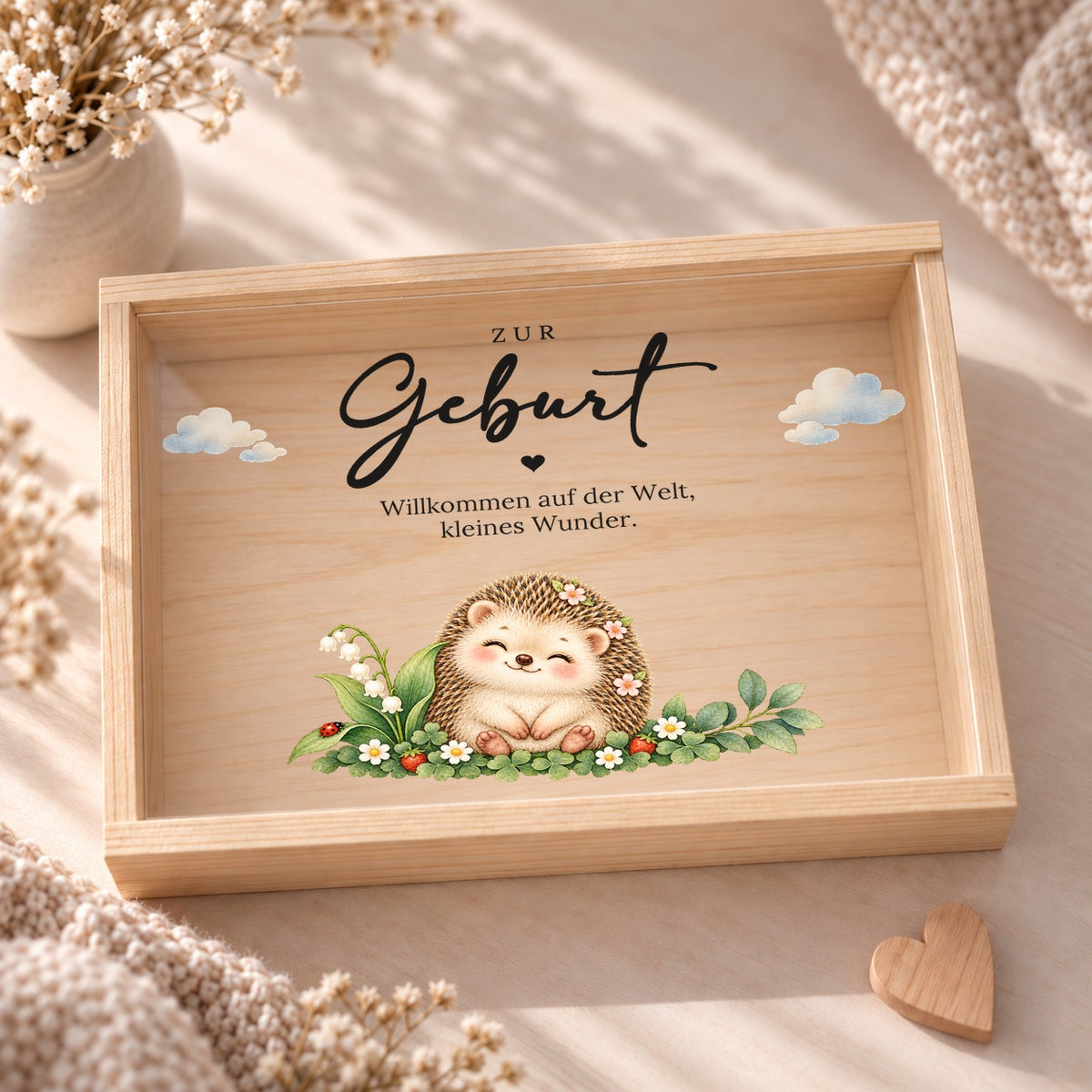 Holzkiste zur Geburt von oben: Acryldeckel mit Igel zwischen Blättern und Walderdbeeren und Spruch