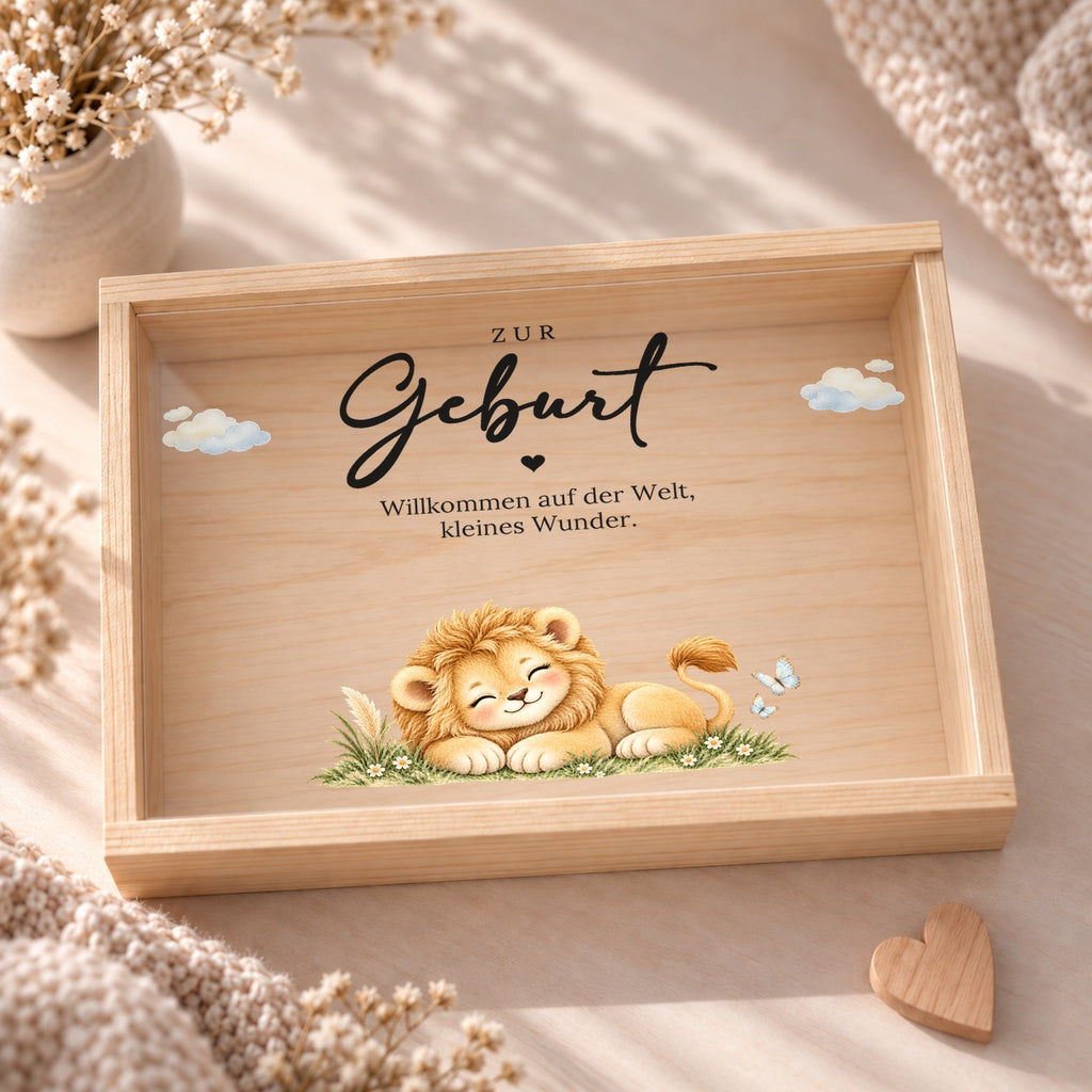 Holzkiste zur Geburt von oben: Acryldeckel mit Löwenbaby im Gras und Spruch