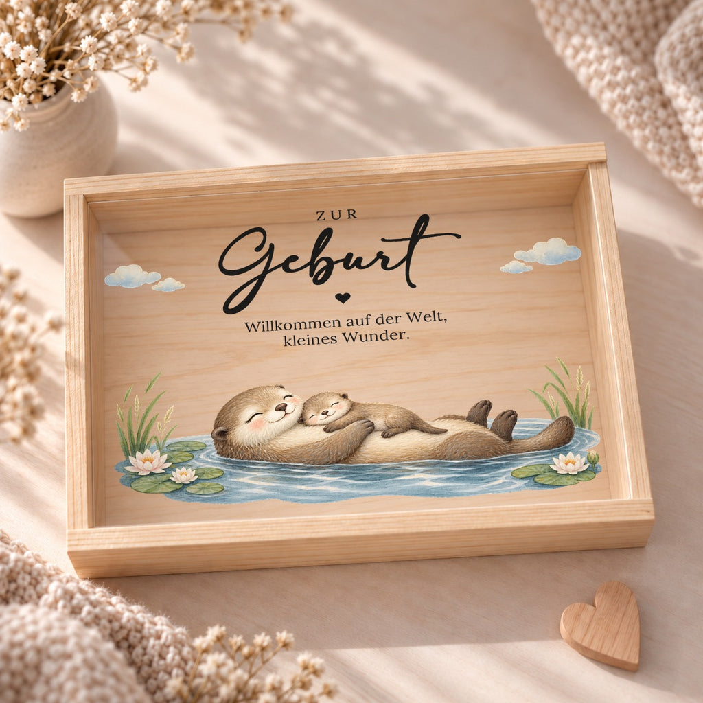 Holzkiste zur Geburt von oben: Acryldeckel mit Otter-Mama mit Baby und Spruch