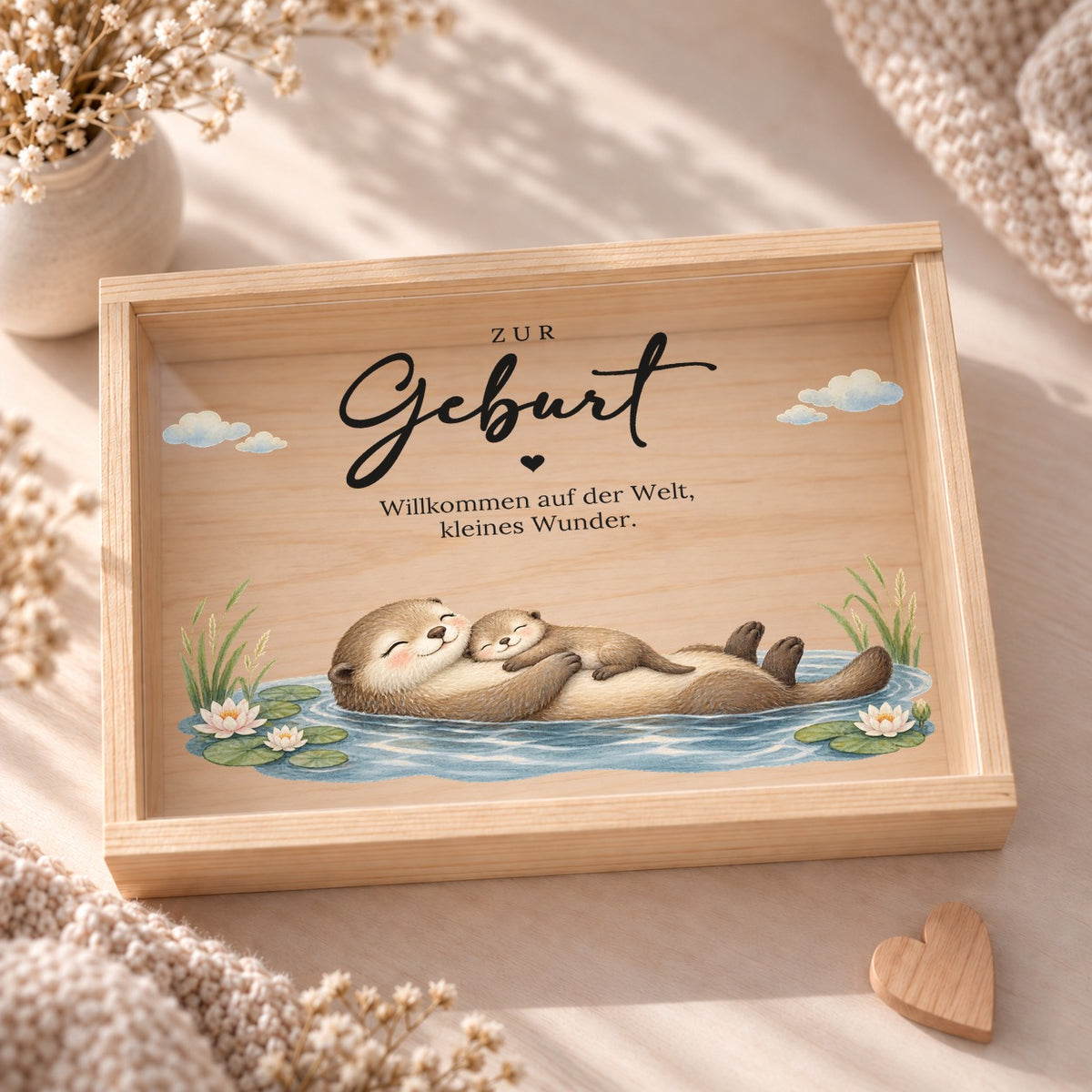 Holzkiste zur Geburt von oben: Acryldeckel mit Otter-Mama mit Baby und Spruch