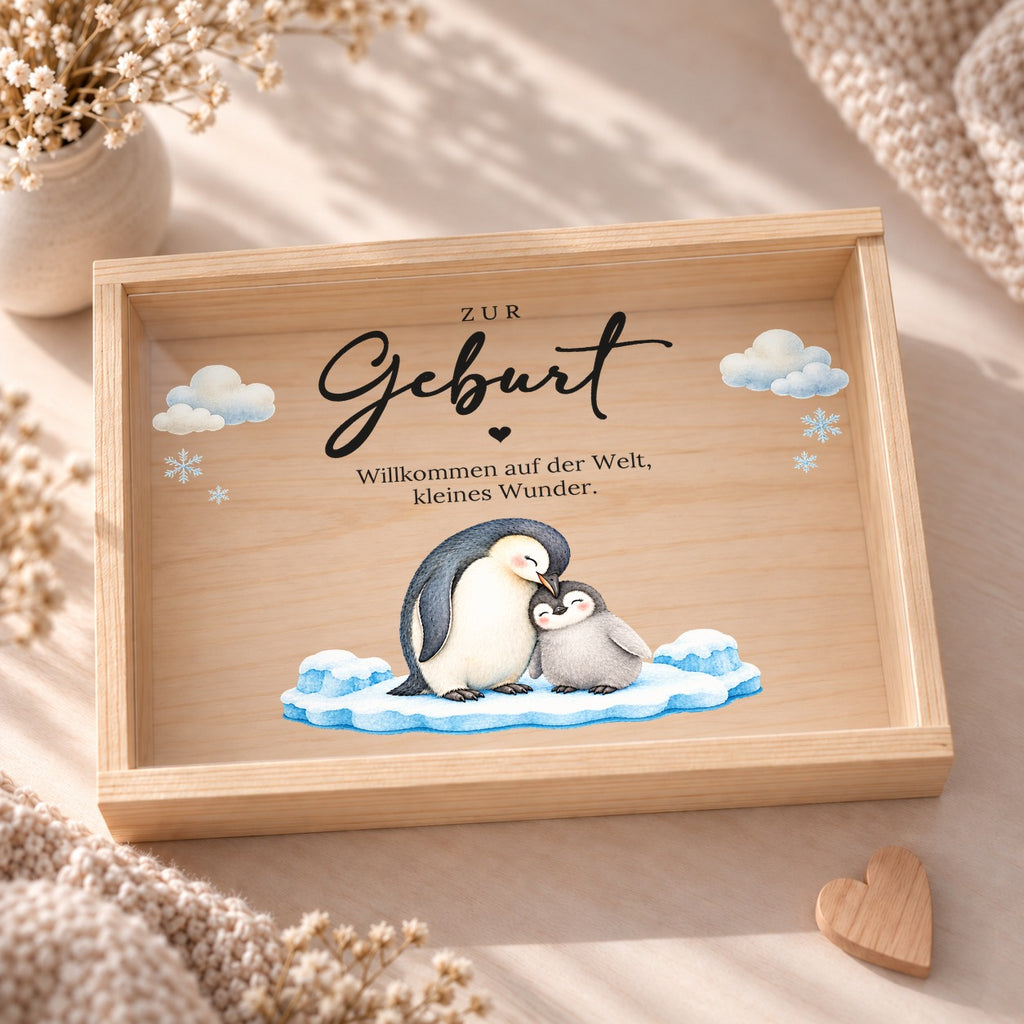 Holzkiste zur Geburt von oben: Acryldeckel mit Pinguin-Mama mit Küken und Spruch